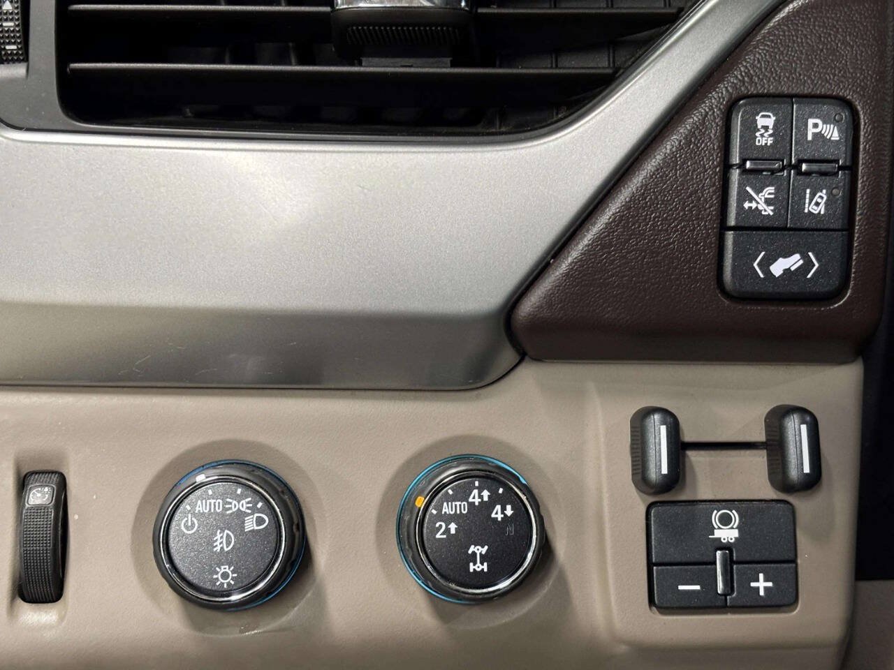 Used 2015 Chevrolet Suburban LTZ AWD/4WD image 37