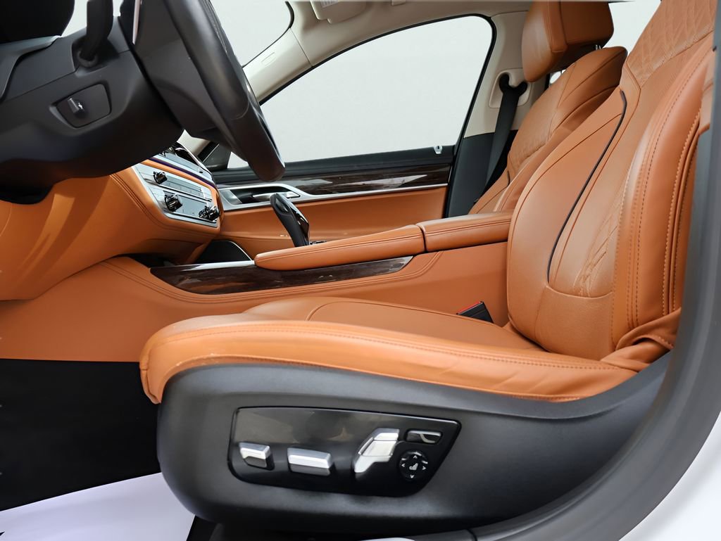 Used 2021 BMW 740i xDrive w/ Premium Package image 40