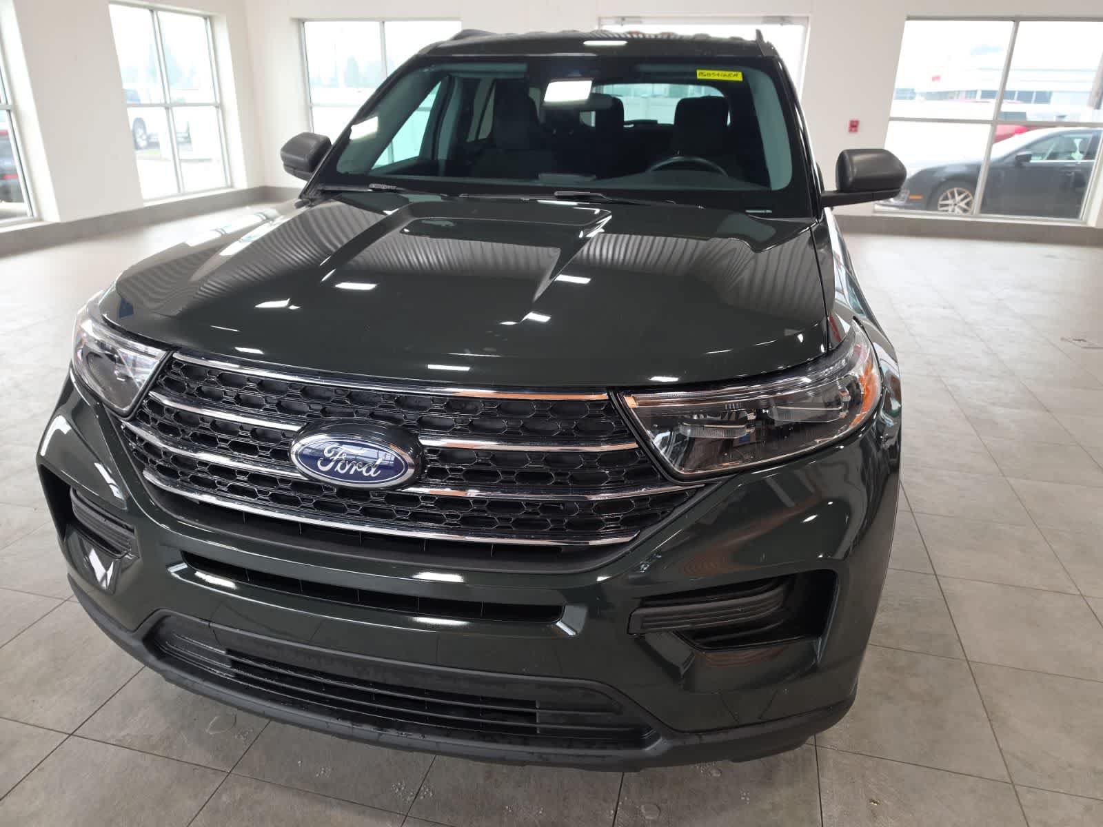 Used 2023 Ford Explorer XLT AWD/4WD image 2