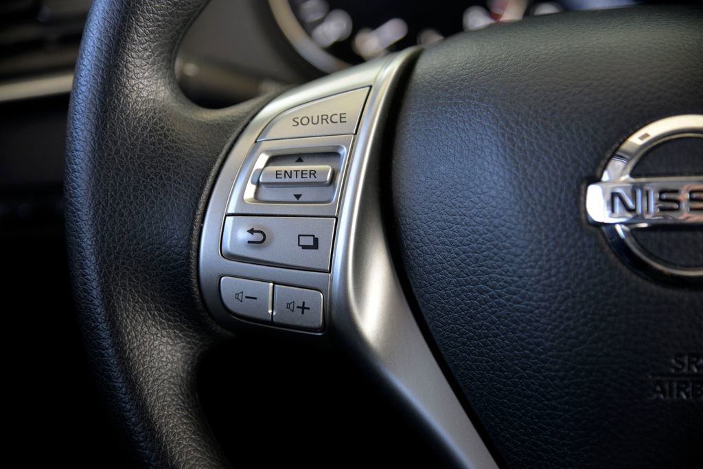 Used 2016 Nissan Rogue SV image 22