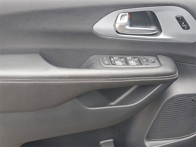 New 2026 Chrysler Pacifica Limited w/ Uconnect Theater Family Group image 16