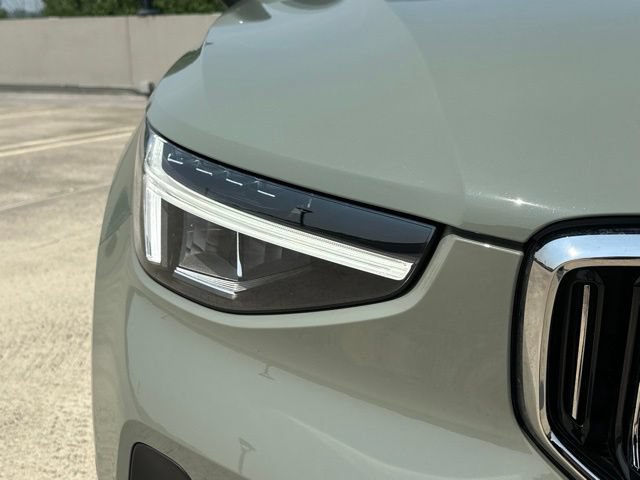 Certified 2025 Volvo XC40 B5 Plus AWD/4WD image 12