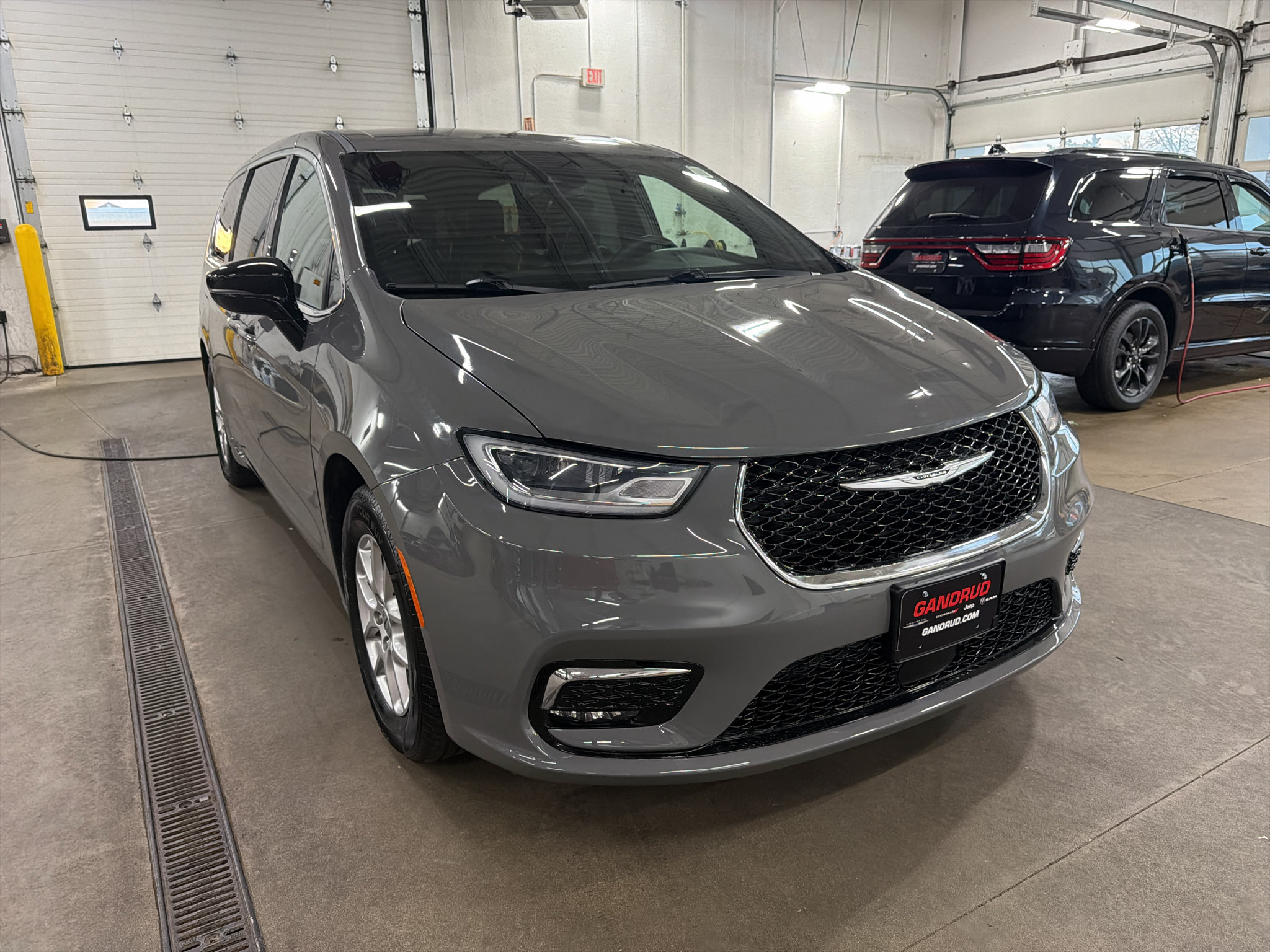 Used 2025 Chrysler Pacifica Select FWD image 2