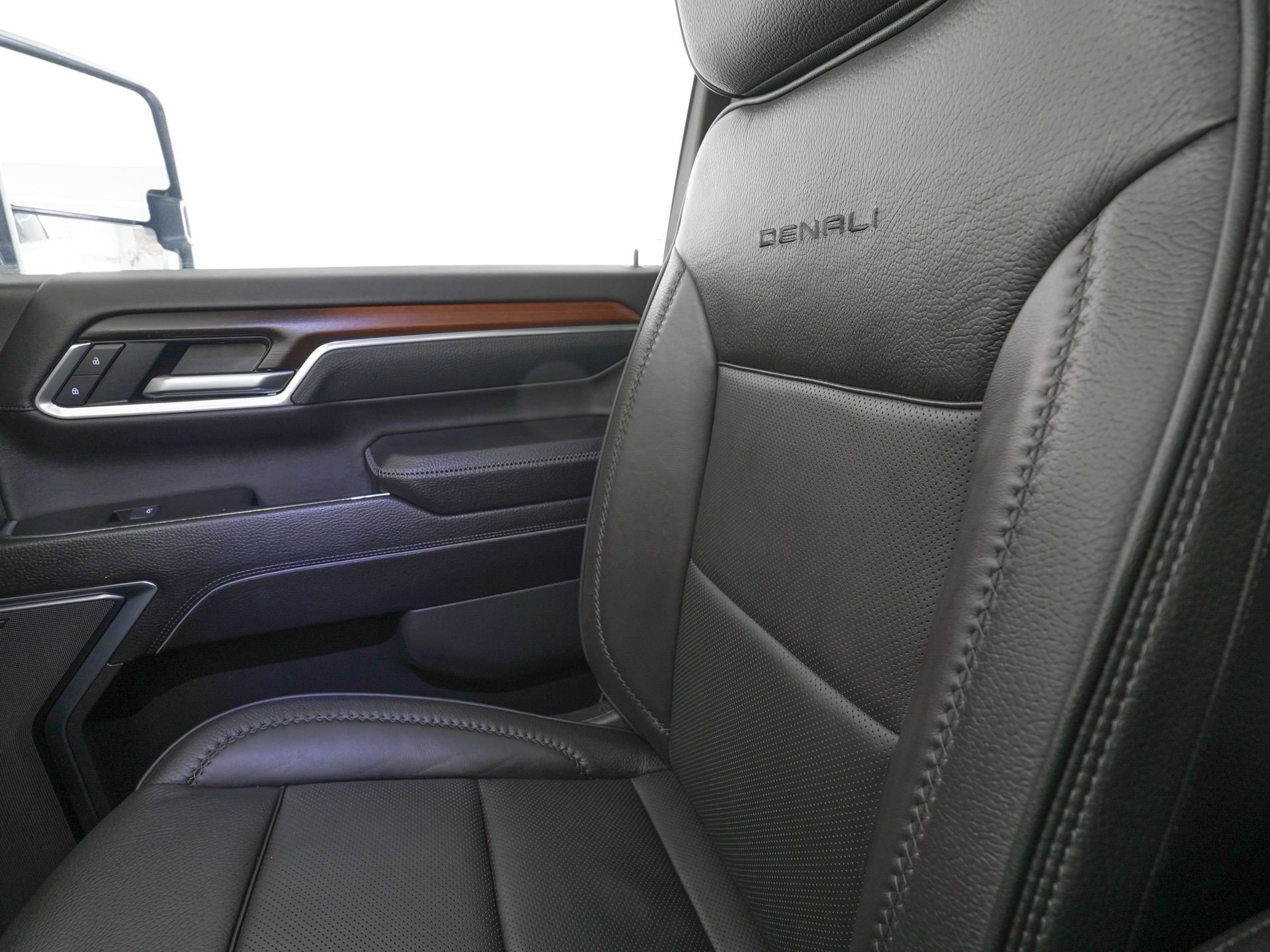 Used 2025 GMC Sierra 2500 Denali w/ Denali Reserve Package image 27