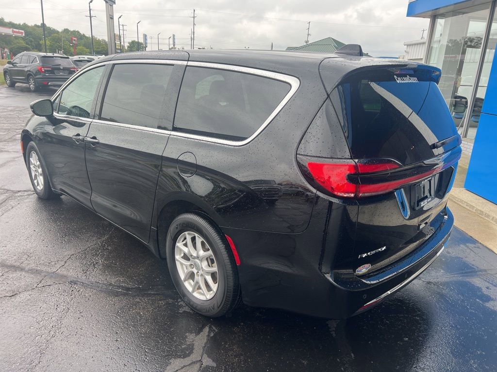 Used 2025 Chrysler Pacifica Select image 9