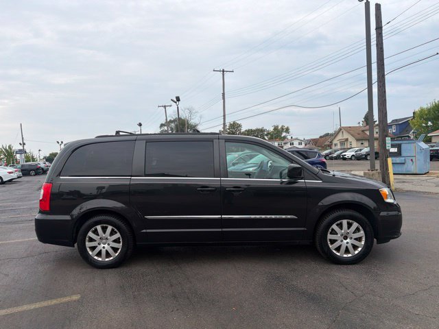 Used 2015 Chrysler Town & Country Touring FWD image 8