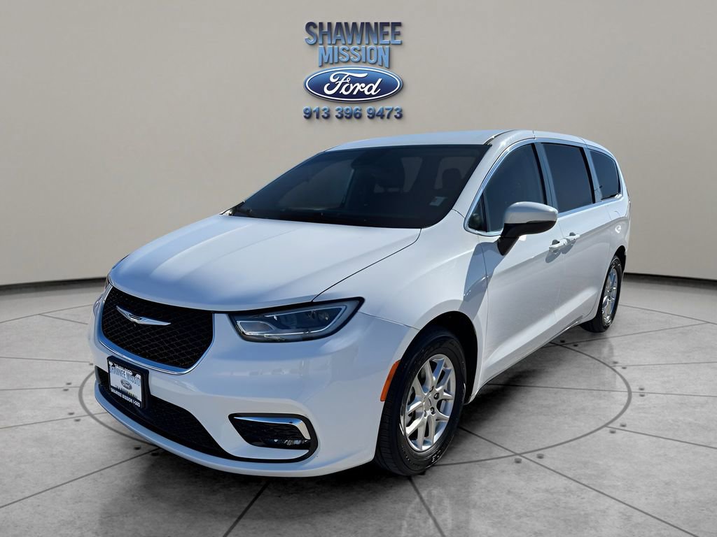 Used 2023 Chrysler Pacifica Touring-L image 3