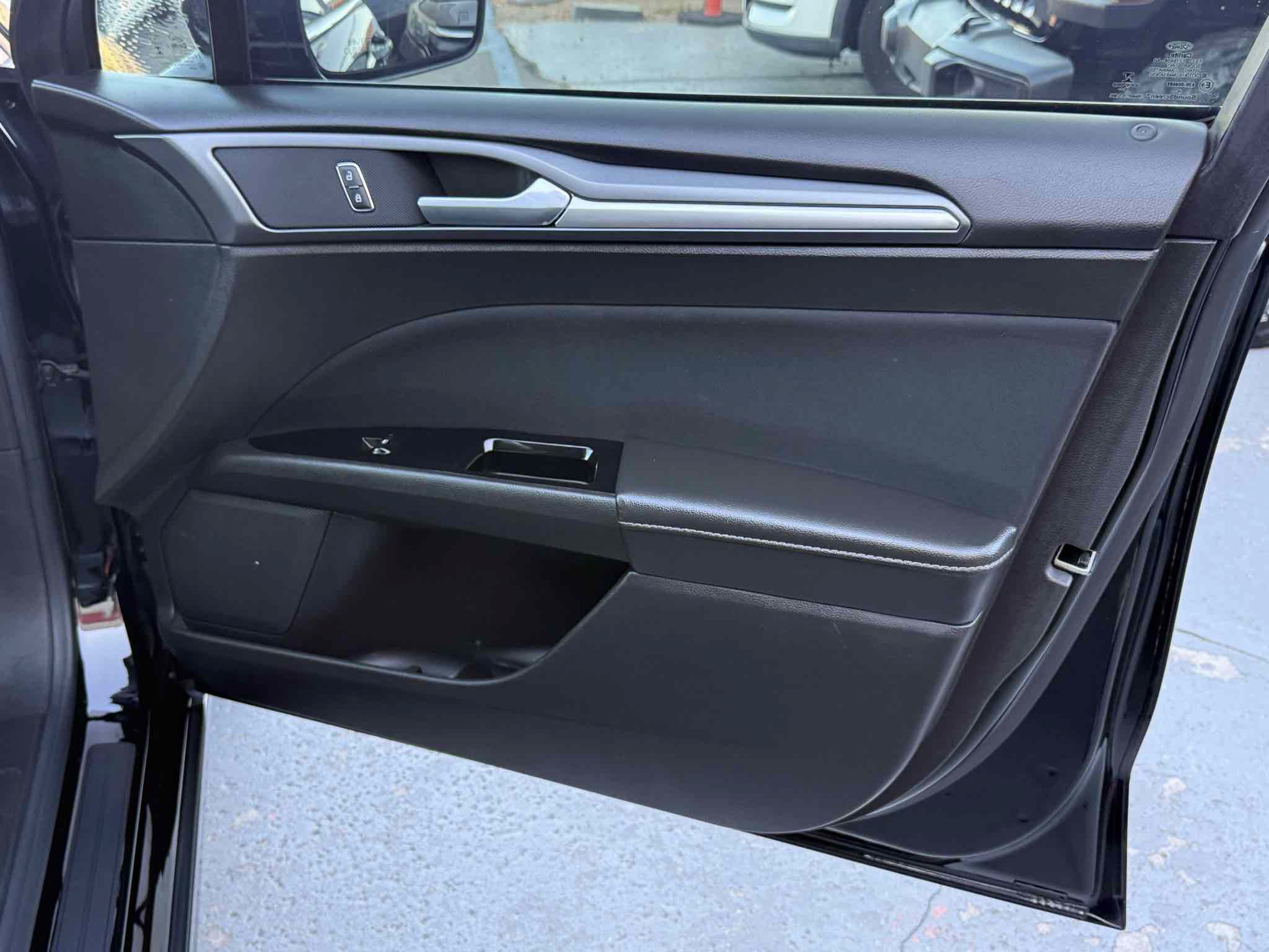 Used 2016 Ford Fusion SE FWD image 32
