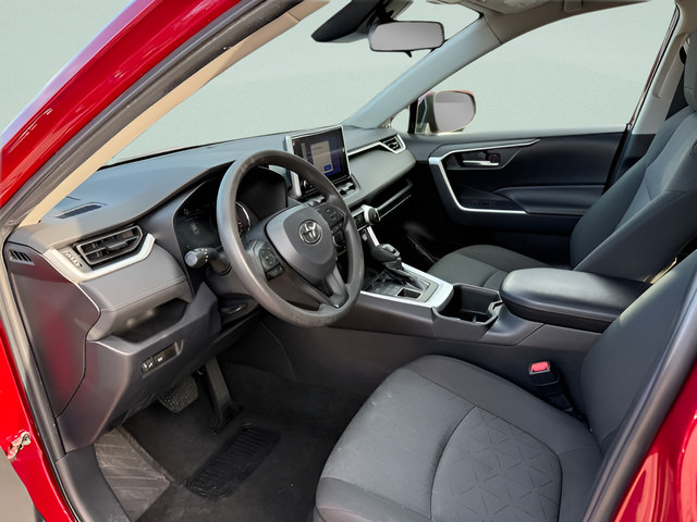 Used 2023 Toyota RAV4 XLE AWD/4WD image 4