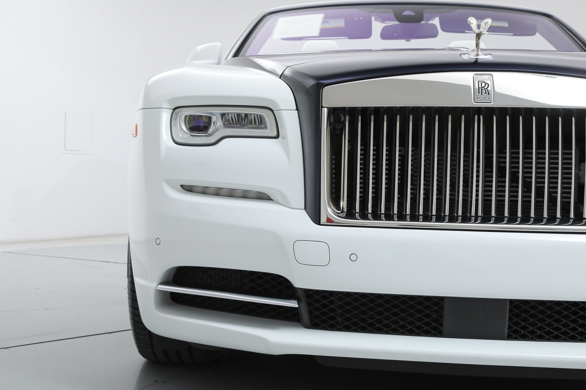 Used 2017 Rolls-Royce Dawn RWD image 17