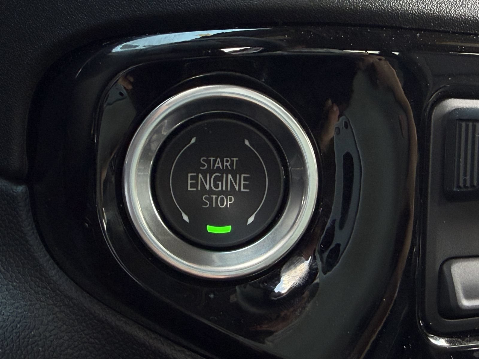 Used 2025 GMC Sierra 1500 SLT AWD/4WD image 24