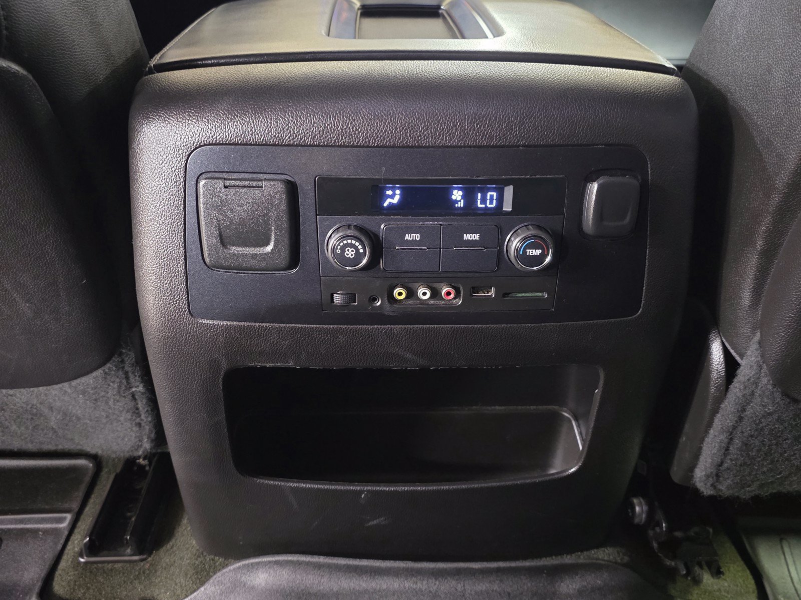 Used 2015 Chevrolet Suburban LT RWD image 17