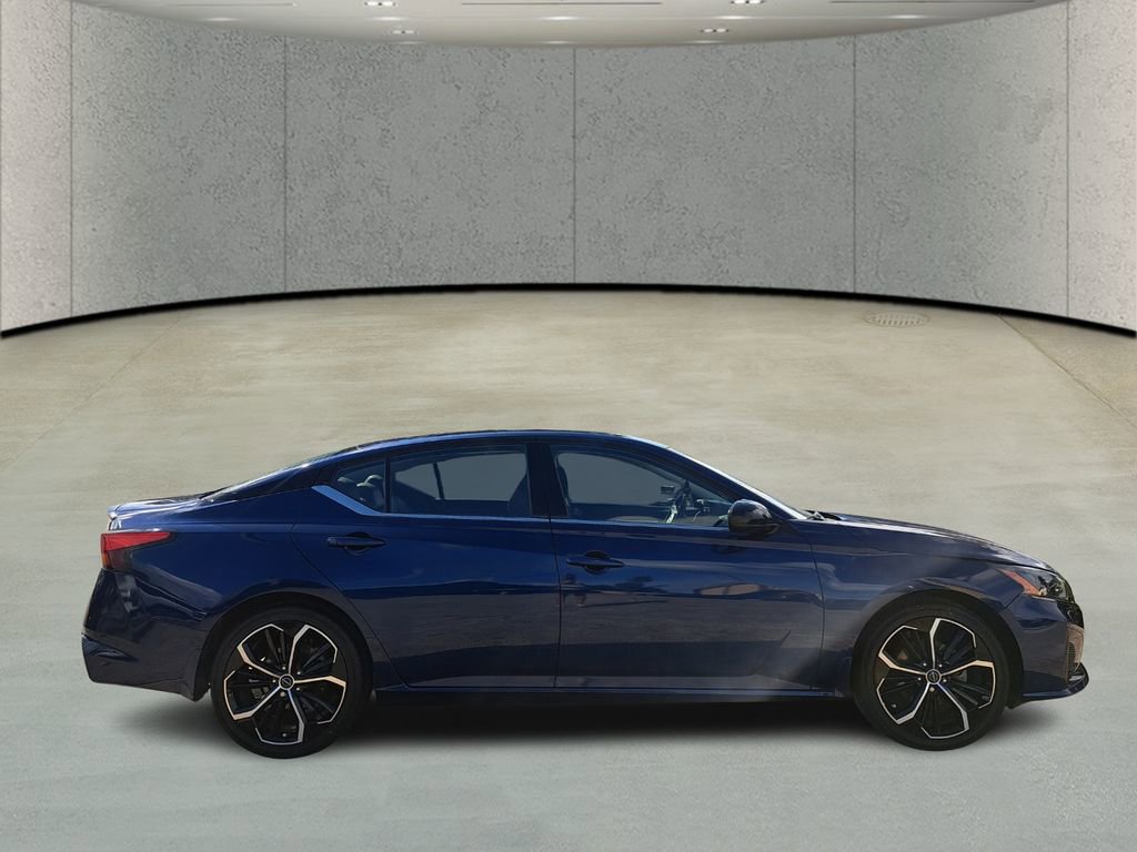 Used 2023 Nissan Altima 2.5 SR w/ SR Premium Package image 4