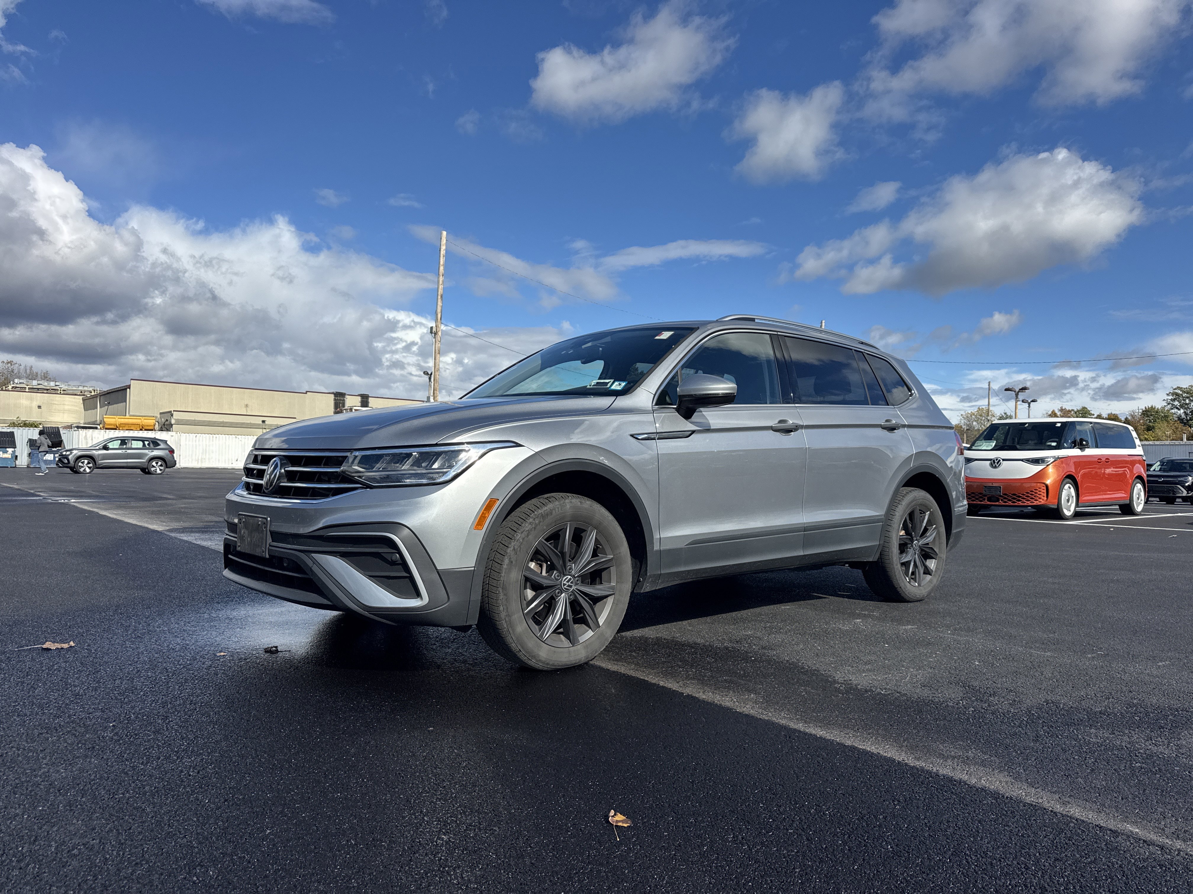 Used 2023 Volkswagen Tiguan SE w/ Panoramic Sunroof Package