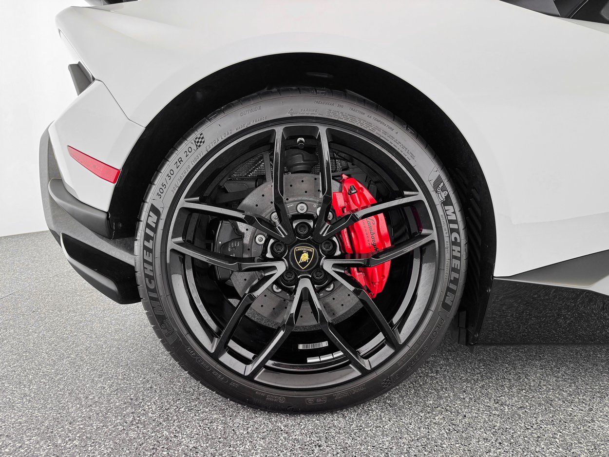 Used 2018 Lamborghini Huracan Performante AWD/4WD image 32