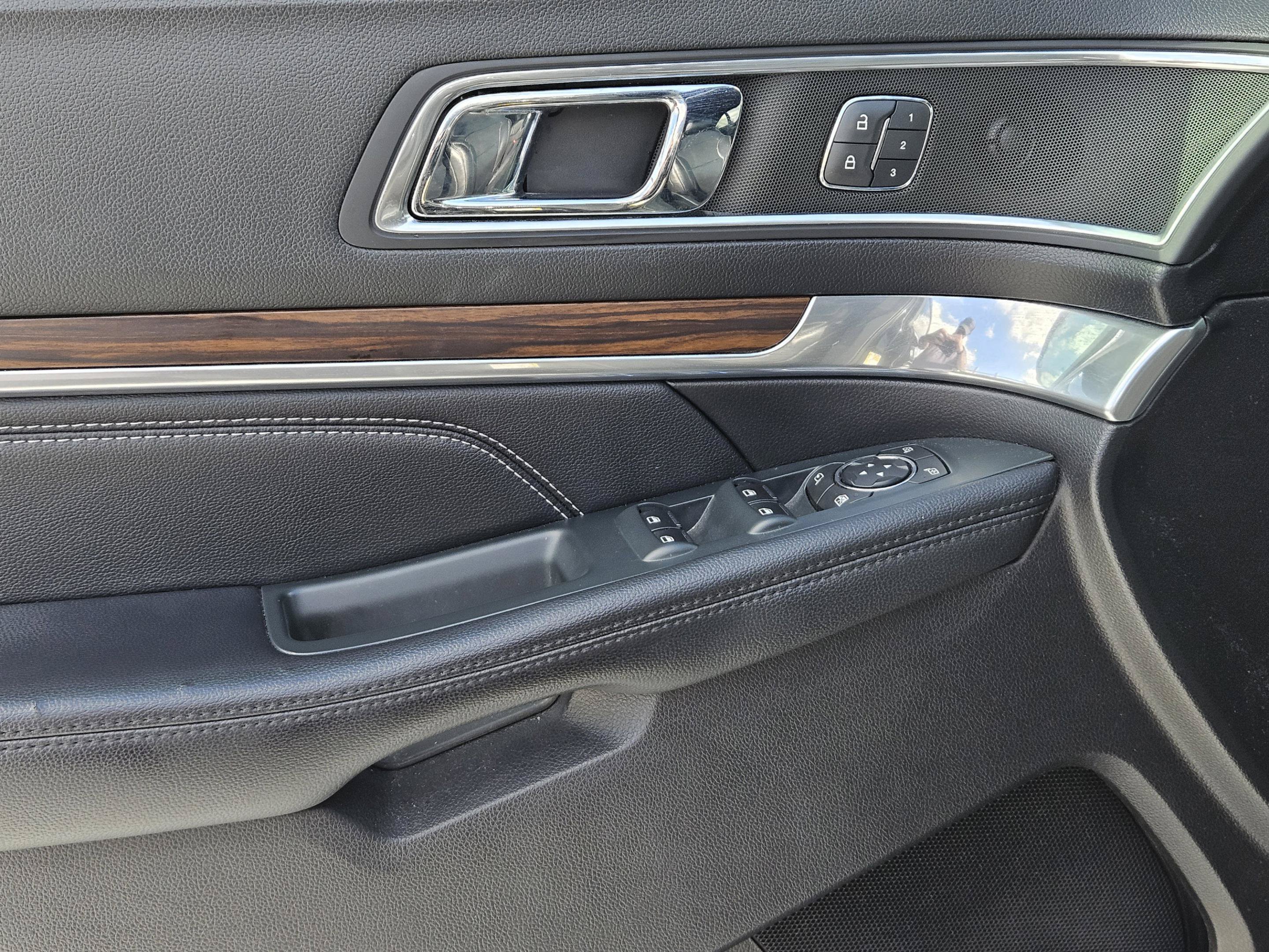 Used 2019 Ford Explorer Limited w/ Ford Safe & Smart Package FWD image 21