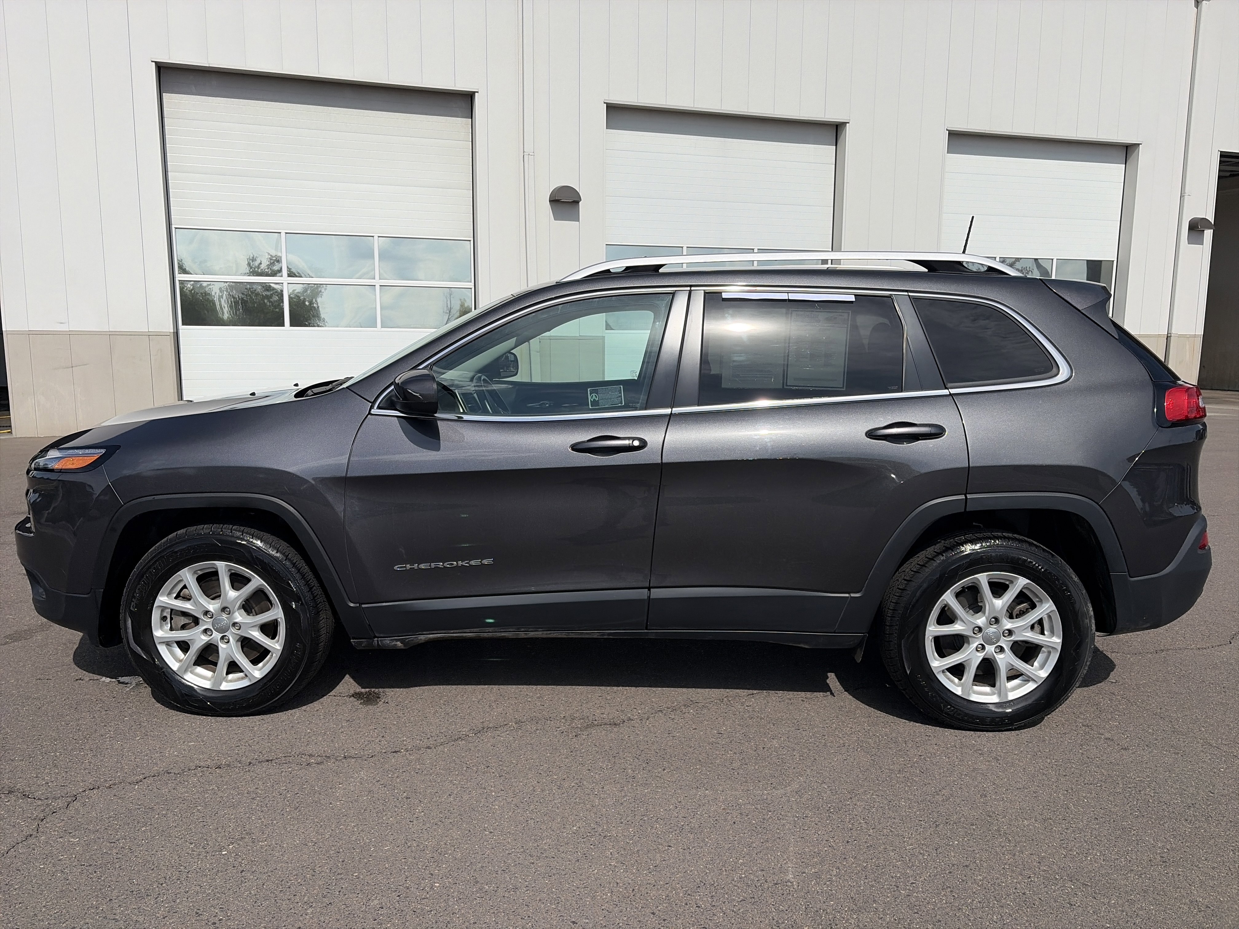 Used 2017 Jeep Cherokee Latitude AWD/4WD image 8