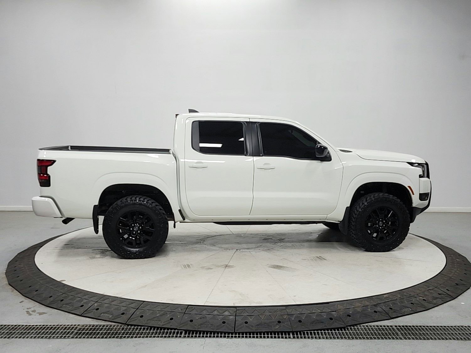 Used 2026 Nissan Frontier SV w/ All-Weather Content Package AWD/4WD image 8