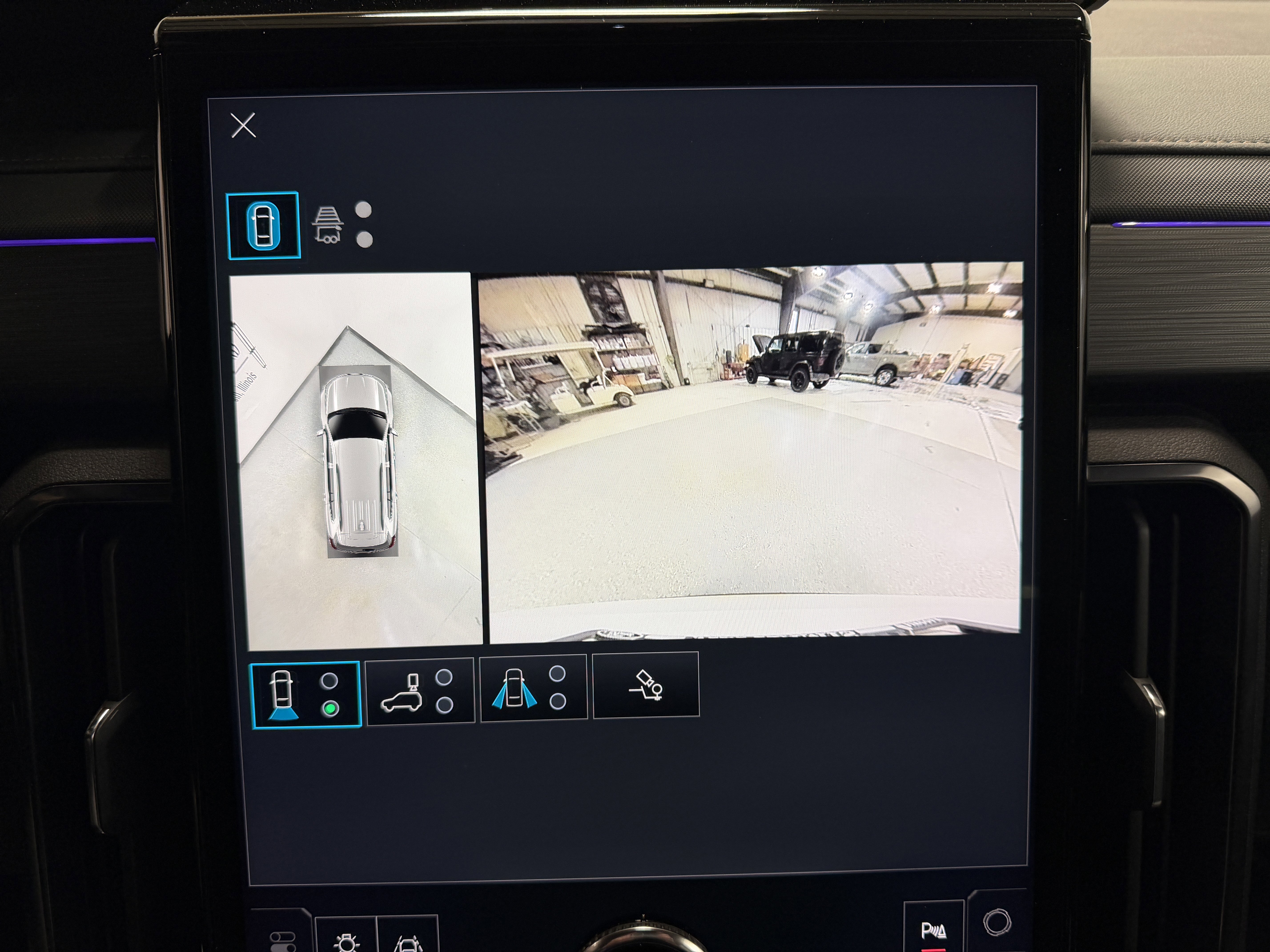 Used 2025 GMC Acadia AT4 w/ Luxury Package image 14