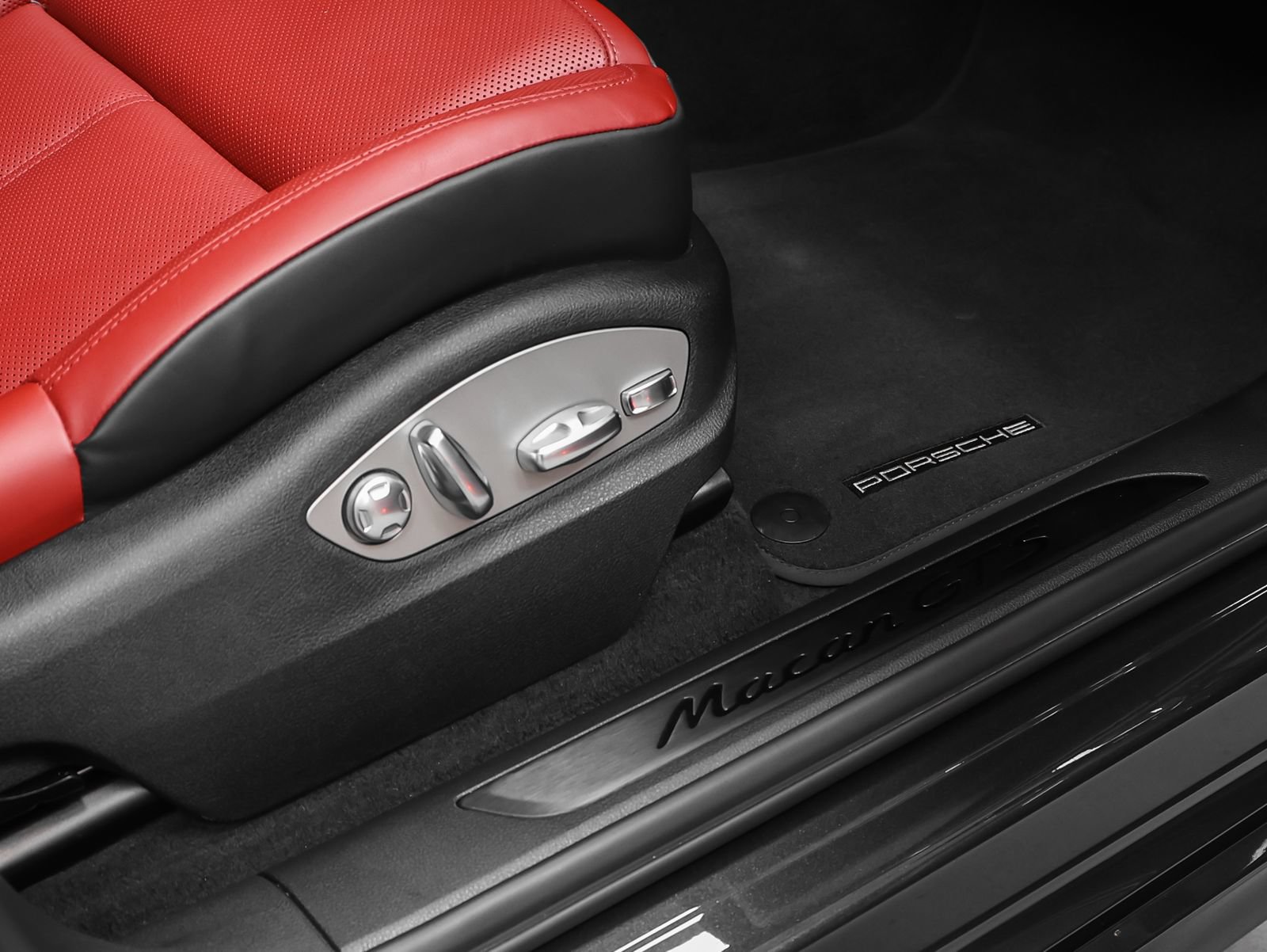Certified 2024 Porsche Macan GTS w/ Premium Plus Package AWD/4WD image 22