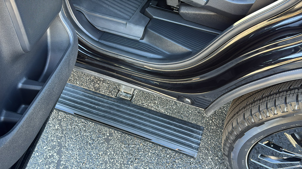 Used 2025 Ford Expedition Platinum w/ Stealth Appearance Package AWD/4WD image 38