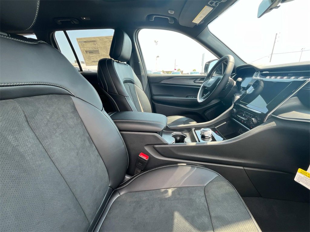 New 2025 Jeep Grand Cherokee Altitude image 18
