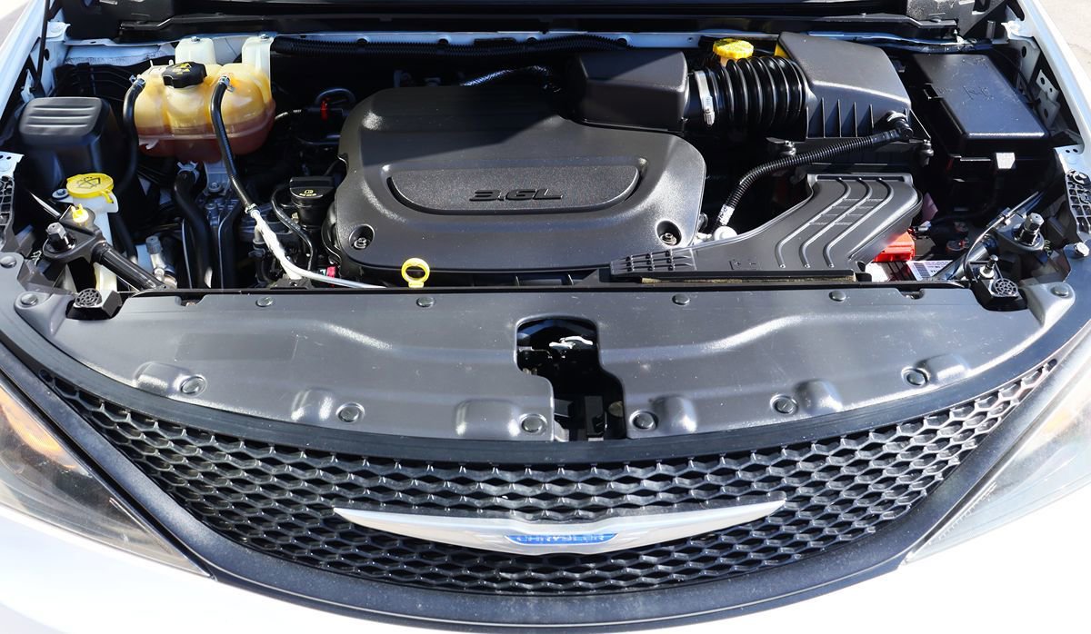 Used 2020 Chrysler Voyager L FWD image 59