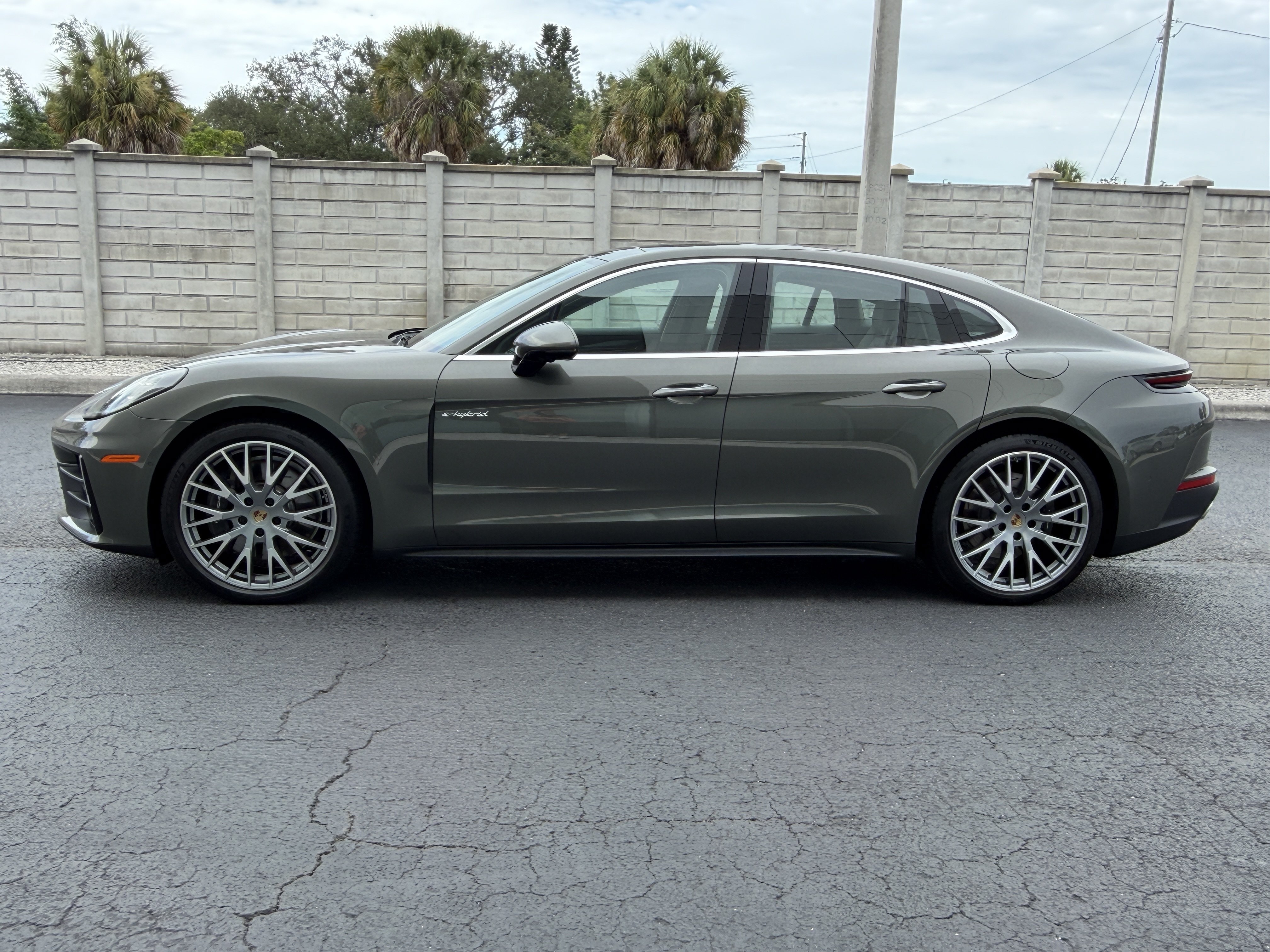 Certified 2025 Porsche Panamera 4 E-Hybrid AWD/4WD image 2
