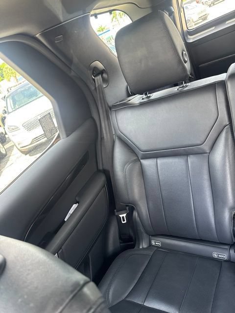 Used 2020 Land Rover Discovery SE AWD/4WD image 14
