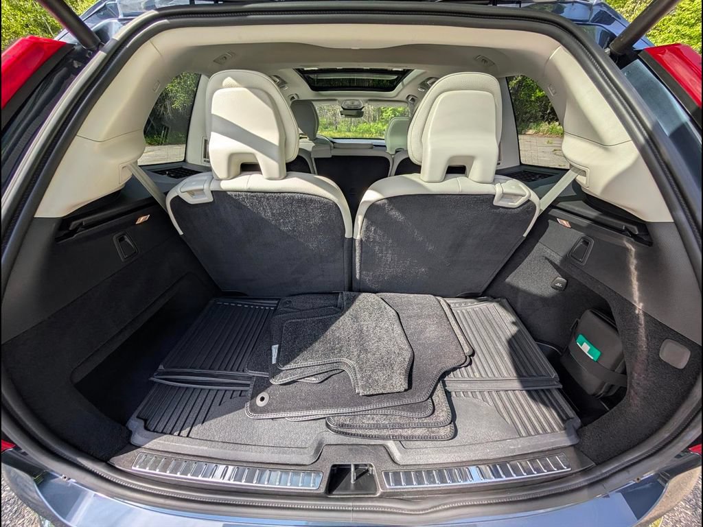 Certified 2025 Volvo XC90 T8 Plus w/ Protection Package Premier AWD/4WD image 9
