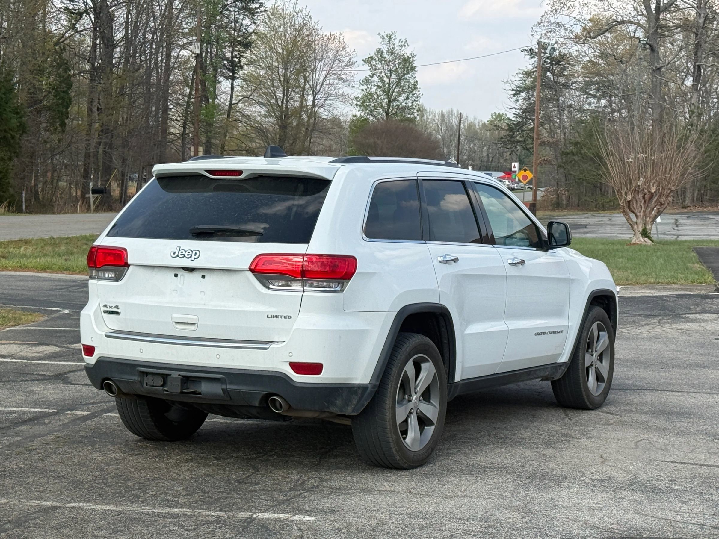 Used 2014 Jeep Grand Cherokee Limited w/ Luxury Group II AWD/4WD image 4