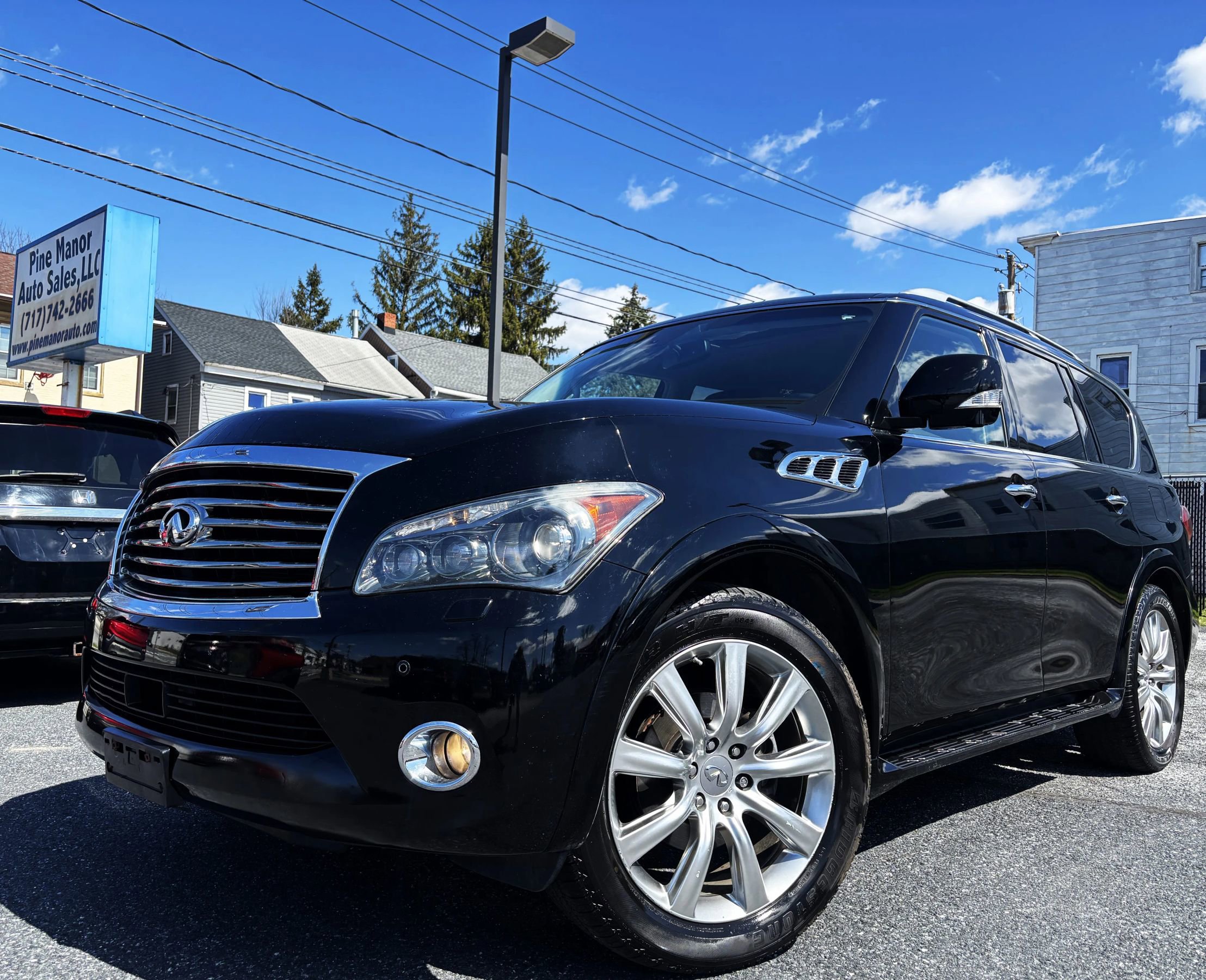 Used 2012 INFINITI QX56 4WD w/ Deluxe Touring Pkg image 1