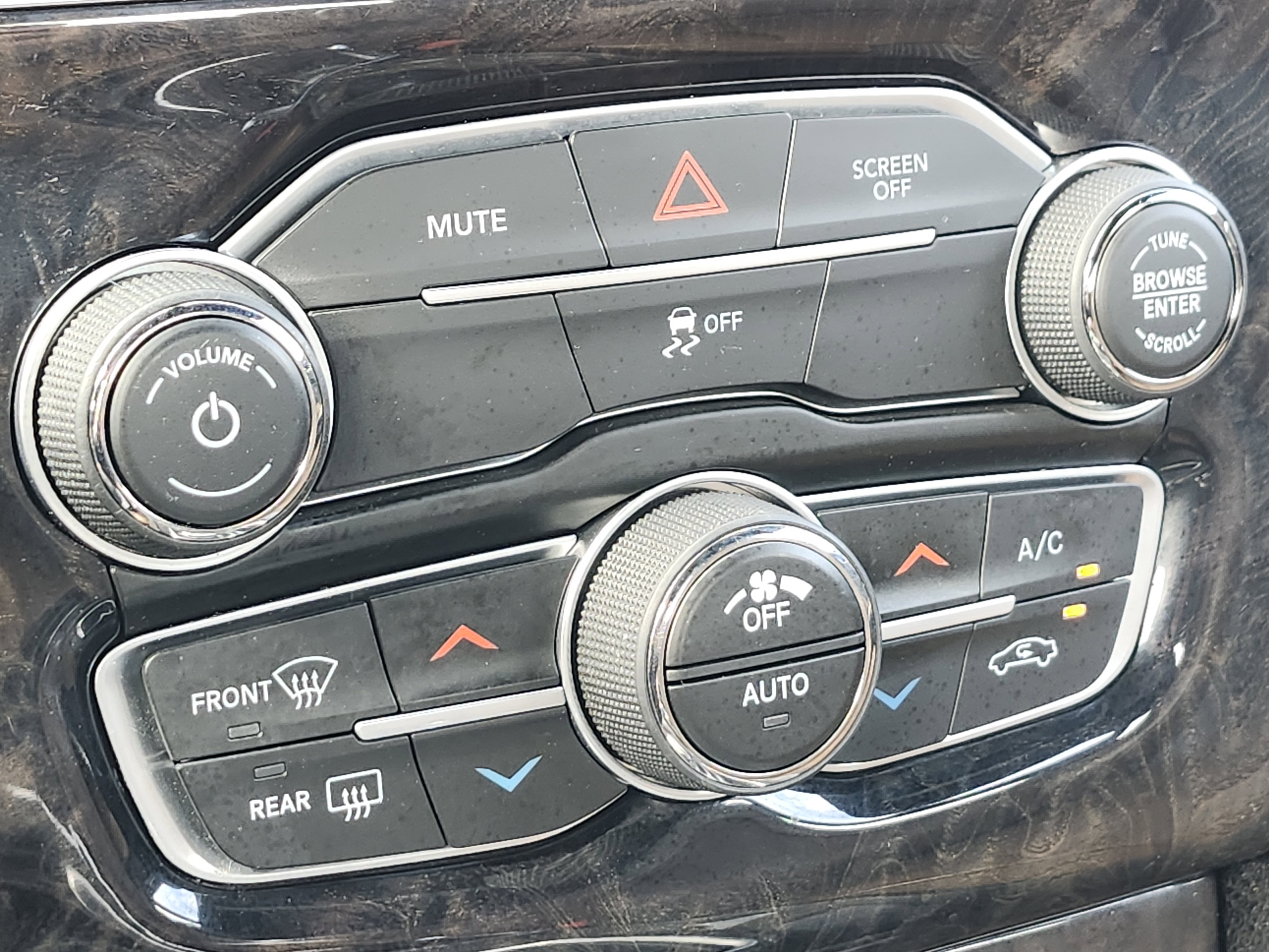 Used 2018 Chrysler 300 Limited image 28