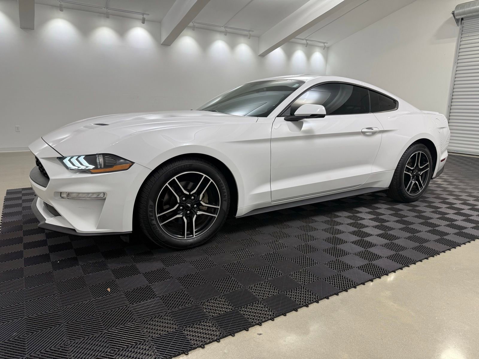 Used 2018 Ford Mustang Premium image 3