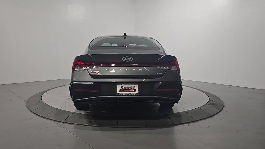 Certified 2025 Hyundai Elantra Limited w/ Cargo Package FWD image 4