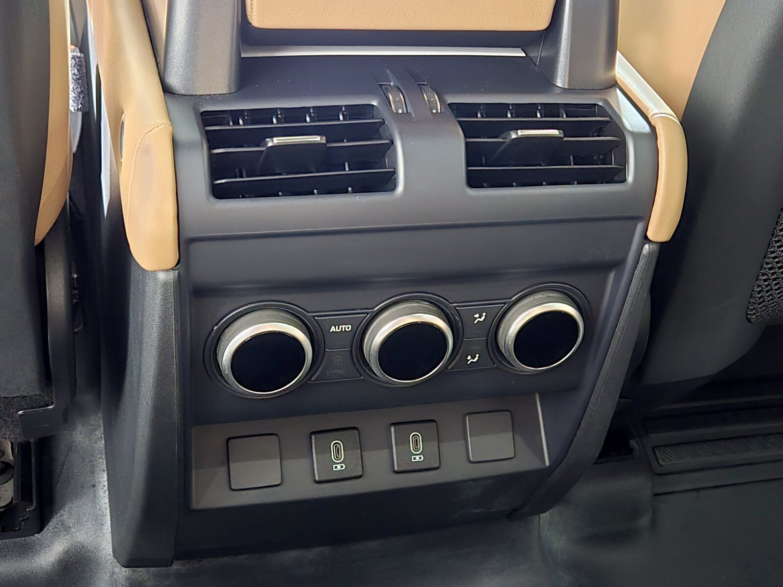 Used 2026 Land Rover Defender 130 X-Dynamic SE AWD/4WD image 14