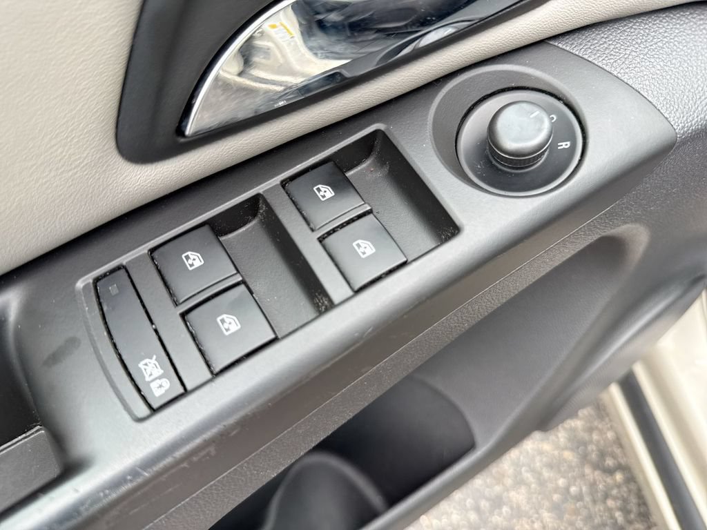 Used 2013 Chevrolet Cruze LS FWD image 13