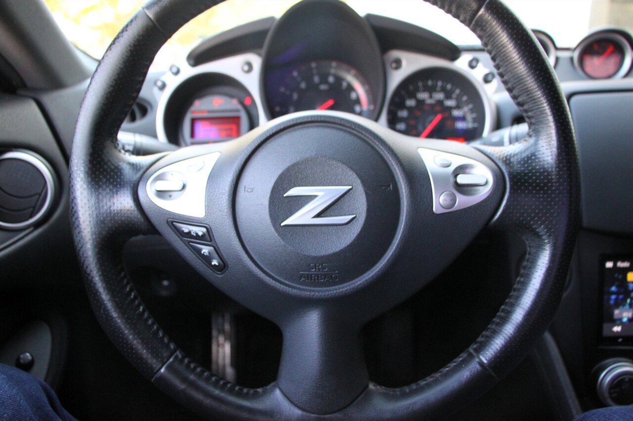 Used 2019 Nissan 370Z Coupe RWD image 12