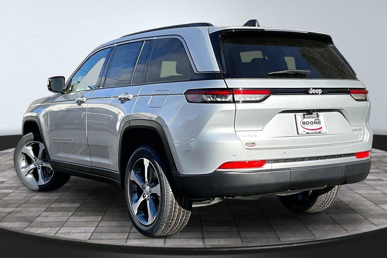 New 2026 Jeep Grand Cherokee Limited w/ Trailer Tow Package AWD/4WD image 3