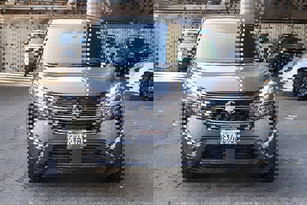 Used 2024 Nissan Rogue SV image 2