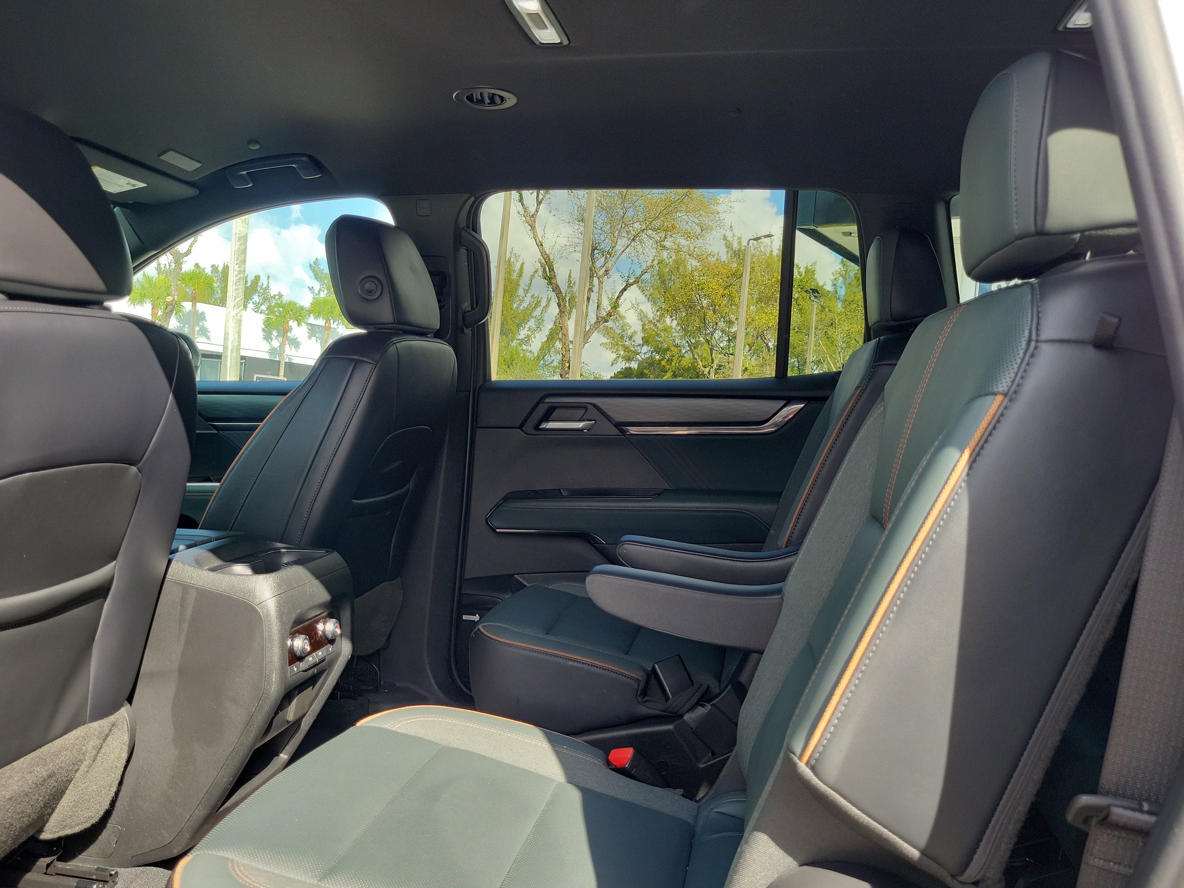 Used 2024 GMC Acadia AT4 w/ Luxury Package image 13