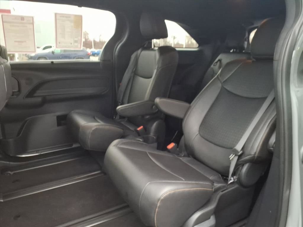 Certified 2025 Toyota Sienna XLE Woodland Edition image 10