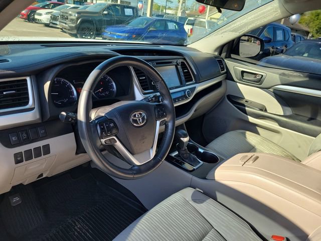 Used 2019 Toyota Highlander Plus AWD/4WD image 14