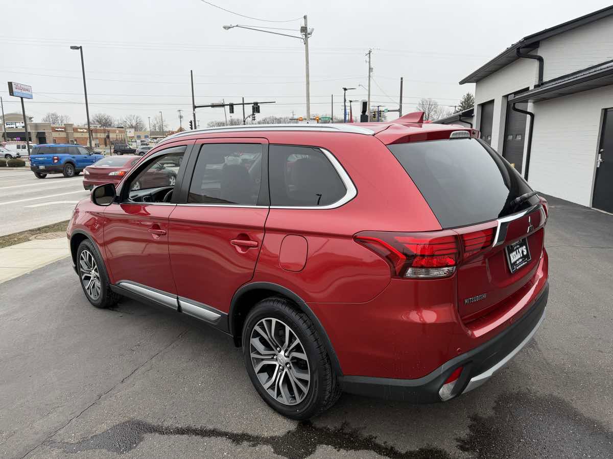 Used 2018 Mitsubishi Outlander SEL image 3