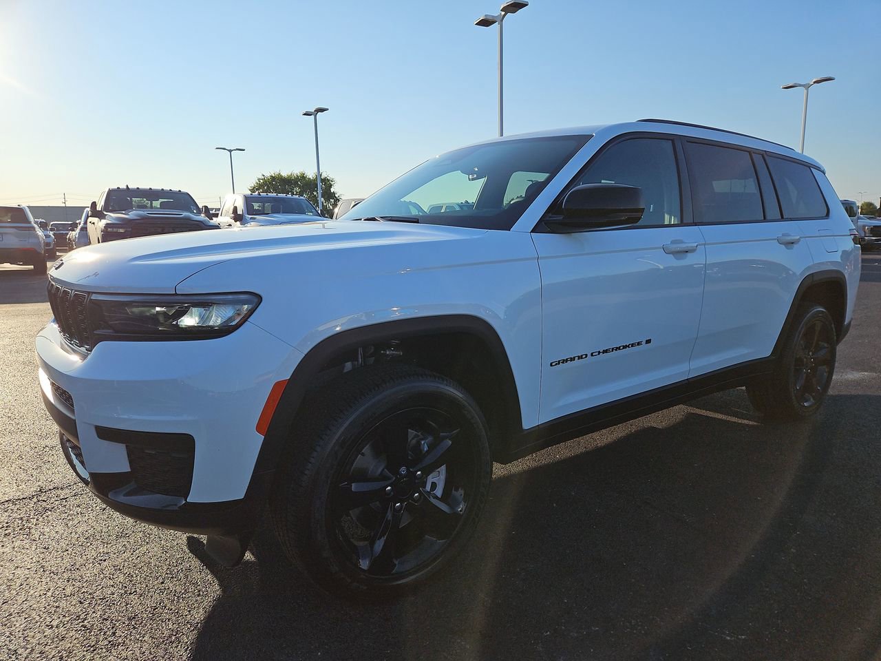 New 2025 Jeep Grand Cherokee L Laredo image 3