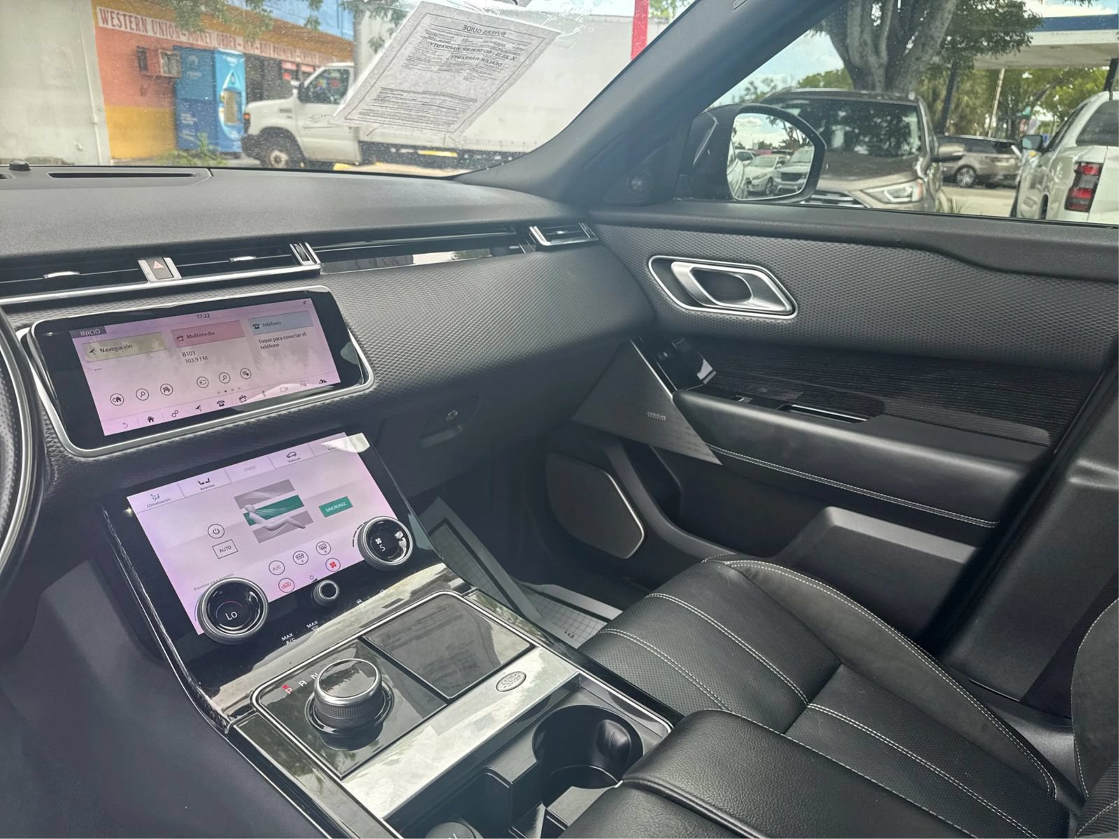 Used 2018 Land Rover Range Rover Velar R-Dynamic SE AWD/4WD image 22