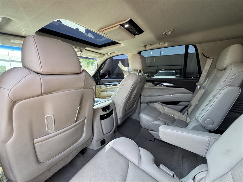 Used 2016 Cadillac Escalade Luxury AWD/4WD image 31