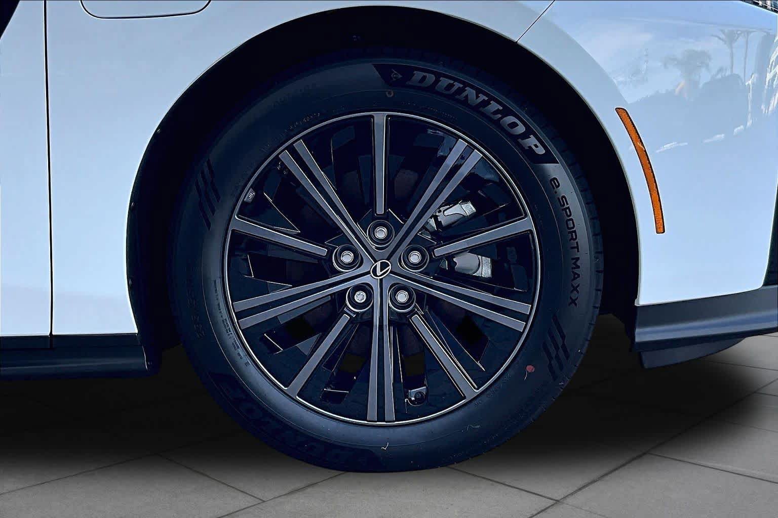 New 2026 Lexus ES 350e FWD image 9