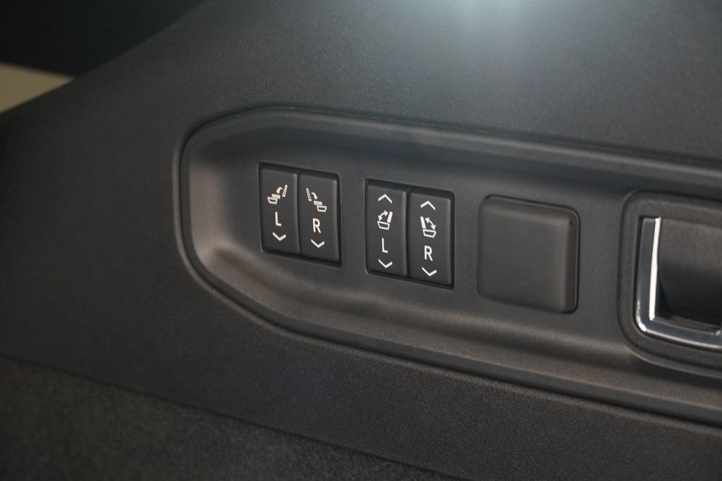 Used 2026 Cadillac Vistiq Sport AWD/4WD image 12