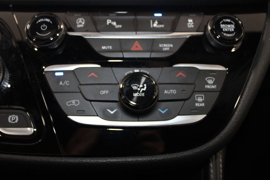Used 2025 Chrysler Pacifica Limited FWD image 44